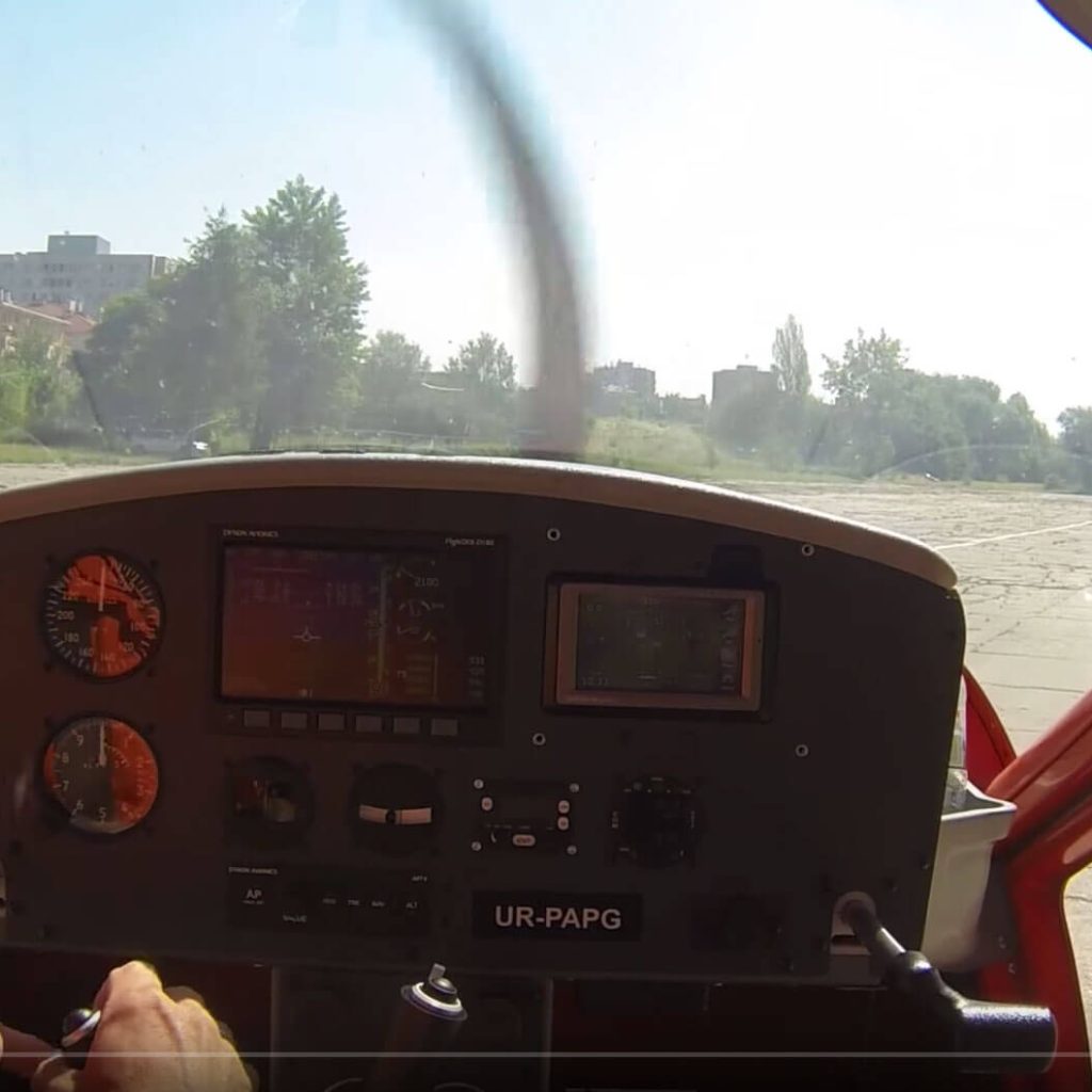 Video cockpit du vol demo de l'AEROPRAKT A32 par Yuri Yakovlev