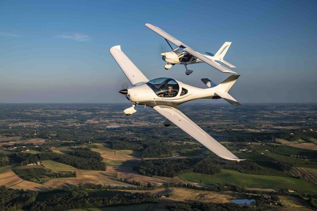 C’est une fierté que d’inviter tous nos visiteurs et clients à découvrir notre vidéo, où Mika Brageot, pilote de vol acrobatique français, découvre et présente nos modèles AEROPRAKT A32 et FAETA NG, à l’issue d’une belle journée de vol.